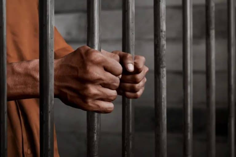 قصة ظلم قضائي: كوامي أجامو يُسجن 28 عامًا ظلمًا ثم يُبرّأ بعد عقود